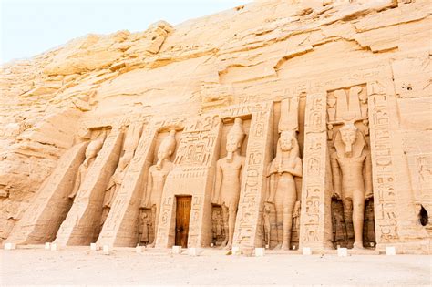 Die Tür des Tempels von Abu Simbel? Eine monumentale Feier der Macht und der göttlichen Verbindung!