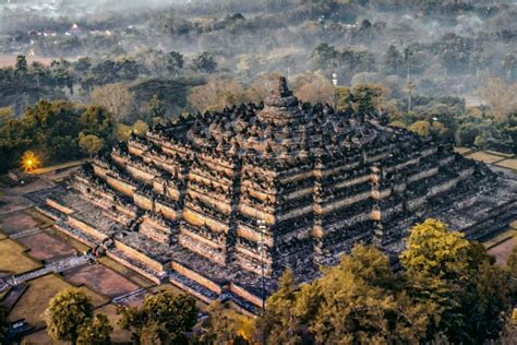  Der Tempel von Borobudur! Ein Meisterwerk der buddhistischen Architektur und Bildhauerei!